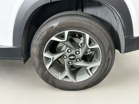 Used 2025 Chevrolet Trax LT FWD image 11