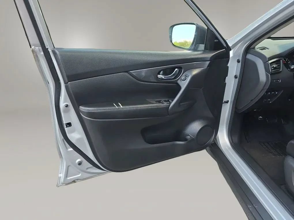 Used 2020 Nissan Rogue SV FWD image 35