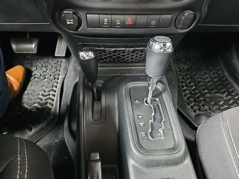Used 2018 Jeep Wrangler Rubicon w/ Connectivity Group AWD/4WD image 12