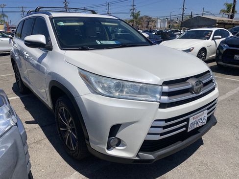 Used 2019 Toyota Highlander XLE w/ Carpet Mat Package (TMS) FWD image 6