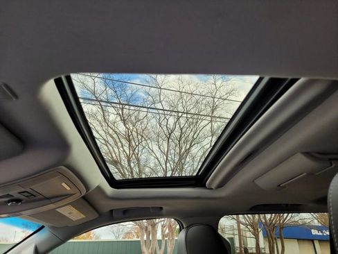 Used 2017 Chevrolet Suburban LT image 23