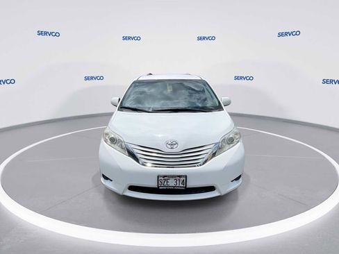 Used 2017 Toyota Sienna LE image 3