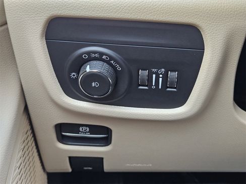 New 2025 Jeep Grand Cherokee L Limited w/ Trailer Tow Package image 22