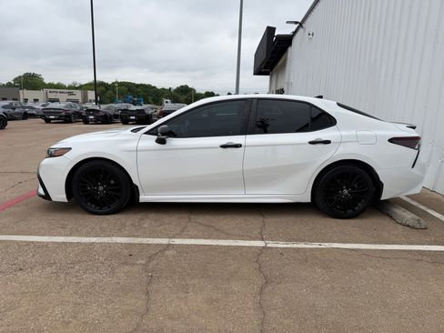 Used 2022 Toyota Camry SE FWD image 3