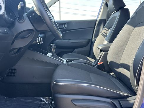 Used 2024 Hyundai Venue Limited FWD image 9