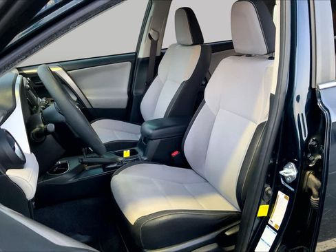 Used 2018 Toyota RAV4 LE AWD/4WD image 11