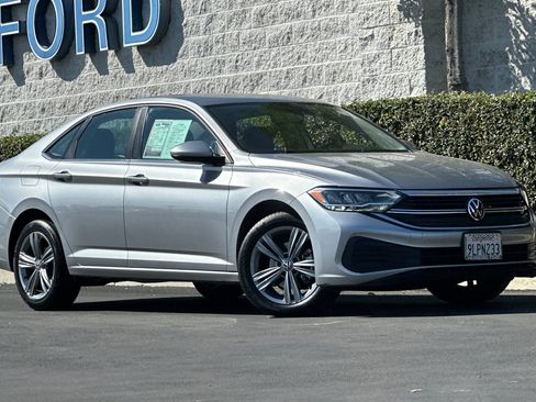 Used 2024 Volkswagen Jetta SE image 2