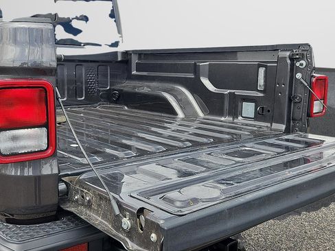 Used 2025 Jeep Gladiator Sport AWD/4WD image 9