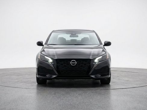 Used 2025 Nissan Altima 2.5 SV FWD image 2