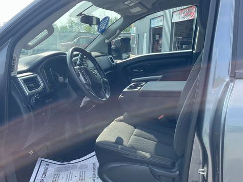 Used 2017 Nissan Titan SV image 9