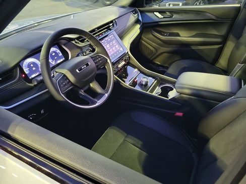 New 2025 Jeep Grand Cherokee L Altitude image 3