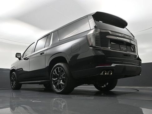 Used 2026 Chevrolet Suburban Premier RWD image 30