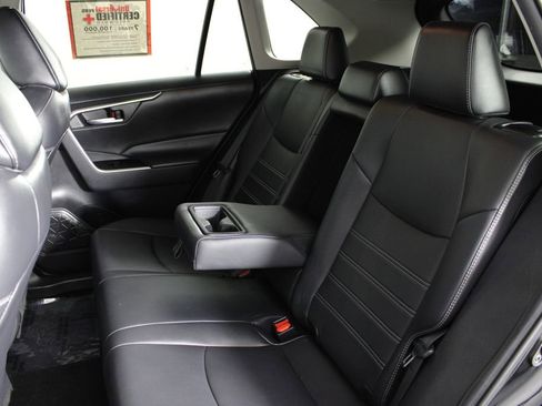Used 2021 Toyota RAV4 XLE Premium image 19