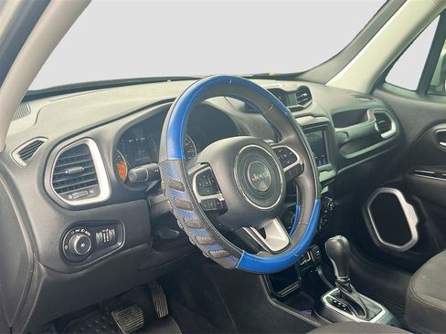 Used 2018 Jeep Renegade Latitude image 9