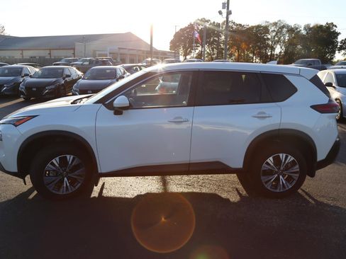 Used 2023 Nissan Rogue SV image 3