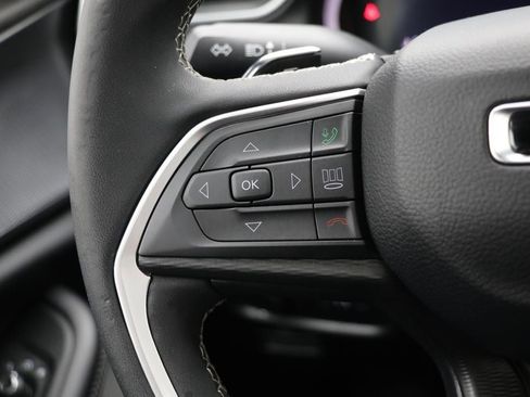 Used 2025 Jeep Grand Cherokee L Laredo image 19