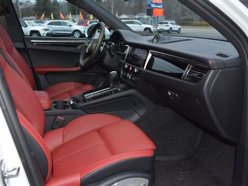 Used 2025 Porsche Macan Turbo image 9