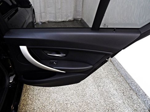 Used 2018 BMW 320i Sedan RWD image 12