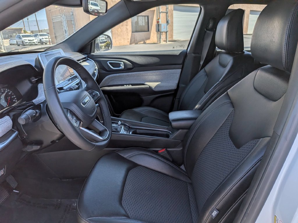 Used 2025 Jeep Compass Latitude w/ Sun & Sound Group AWD/4WD image 15