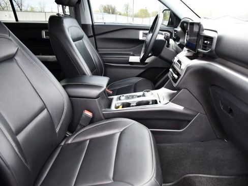 Used 2022 Ford Explorer XLT w/ Equipment Group 202A image 30