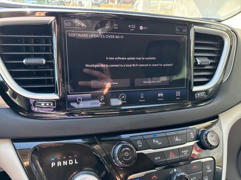 Used 2024 Chrysler Pacifica Touring-L FWD image 18
