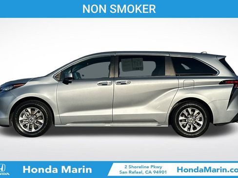 Used 2022 Toyota Sienna XLE image 8