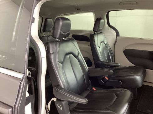 Used 2023 Chrysler Pacifica Touring-L image 11