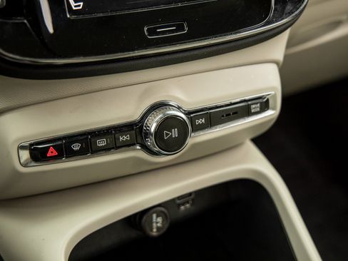 Used 2021 Volvo XC40 T5 Momentum w/ Protection Package Premier image 25