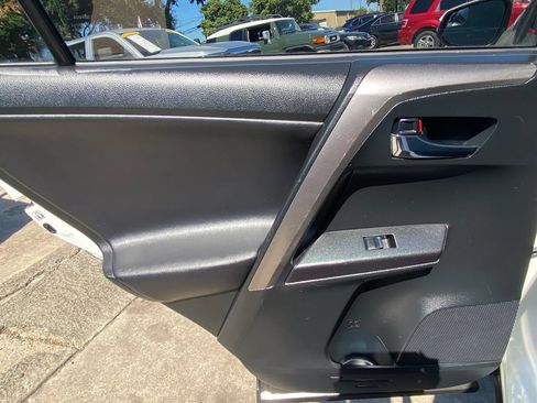 Used 2016 Toyota RAV4 XLE AWD/4WD image 18