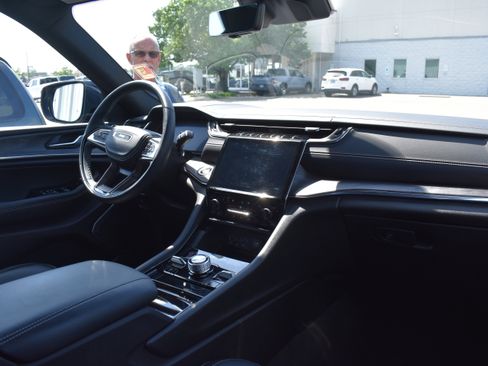 Used 2025 Jeep Grand Cherokee L Overland w/ Advanced Protech Group III AWD/4WD image 35