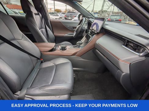 Used 2023 Toyota Venza XLE image 11
