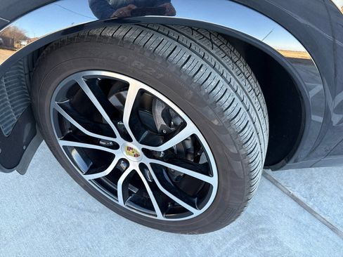 Used 2020 Porsche Cayenne image 2