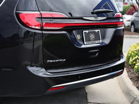 Used 2025 Chrysler Pacifica Select FWD image 9