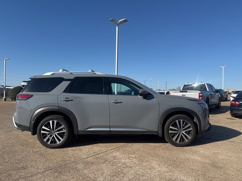 Certified 2025 Nissan Pathfinder Platinum image 27