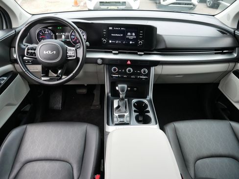 Certified 2022 Kia Carnival LX image 10