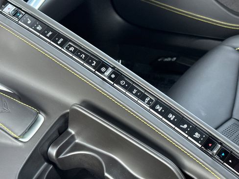 Used 2021 Chevrolet Corvette Stingray Premium Conv w/ Z51 Performance Package image 19