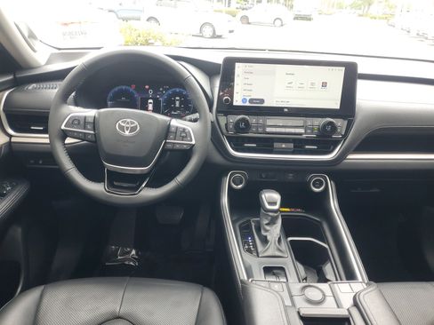 Certified 2025 Toyota Grand Highlander FWD image 11