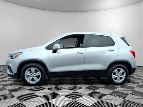 Used 2022 Chevrolet Trax LS w/ Tint and Cruise Package image 7