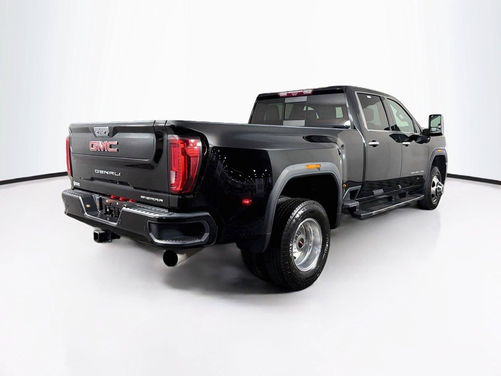 Used 2023 GMC Sierra 3500 Denali w/ Technology Package AWD/4WD image 11
