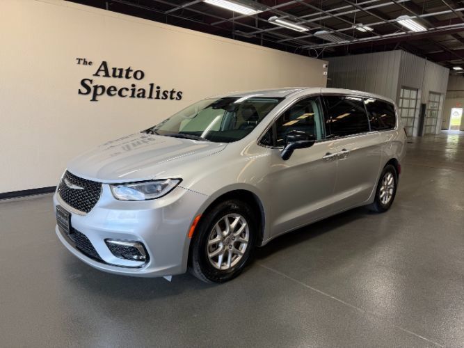 Used 2024 Chrysler Pacifica Touring-L FWD image 1