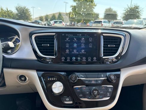 Used 2018 Chrysler Pacifica Touring-L FWD image 21