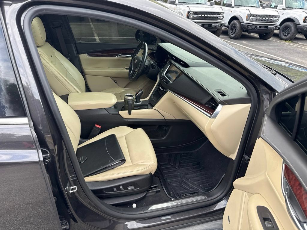 Used 2017 Cadillac XT5 Luxury w/ Driver Awareness Package FWD image 5