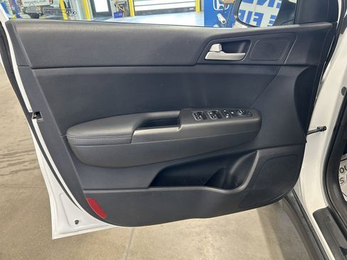 Used 2020 Kia Sportage LX image 11