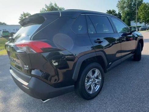 Used 2025 Toyota RAV4 XLE AWD/4WD image 2