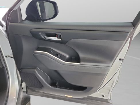 Certified 2023 Toyota Highlander XLE image 28