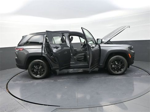 New 2025 Jeep Grand Cherokee Altitude image 32