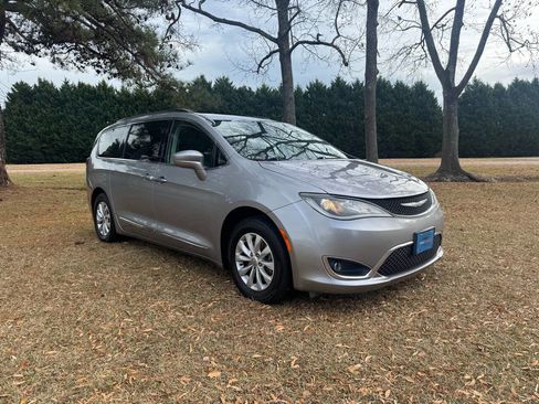 Used 2017 Chrysler Pacifica Touring-L image 5