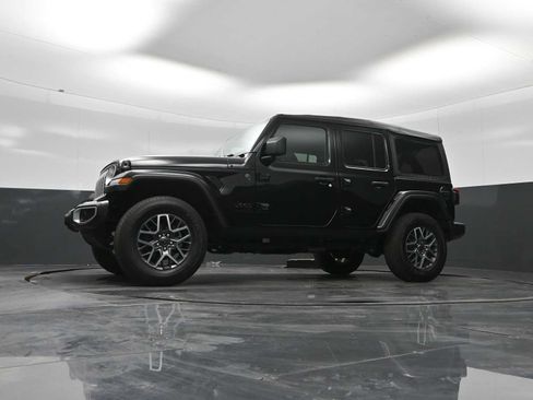 Used 2025 Jeep Wrangler Unlimited Sahara AWD/4WD image 21
