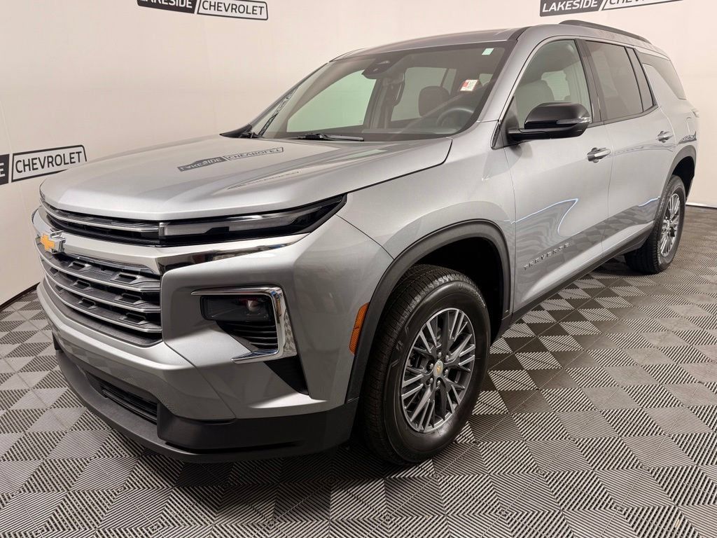 Used 2025 Chevrolet Traverse LT AWD/4WD image 2