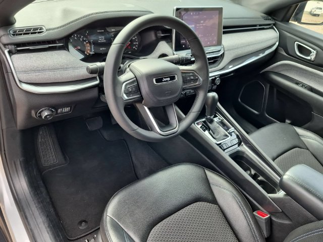 Used 2024 Jeep Compass Latitude AWD/4WD image 11